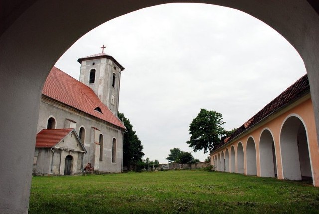 Krużganki przy kościele parafialnym w Henrykowie