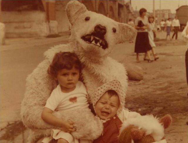 Rok 1981. Mała Wioletta i jeszcze mniejszy Emil pozują na obecnym bulwarze zachodnim. To był majówkowy festyn.