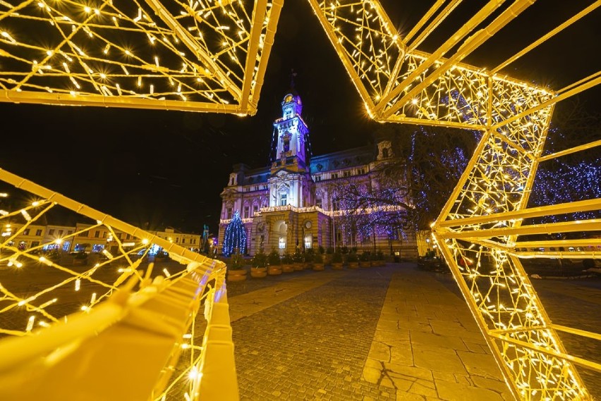 Nowy Sącz w świątecznych barwach. Przy ratuszu stoi żywa choinka. Są też nowe iluminacje i ozdoby [ZDJĘCIA]