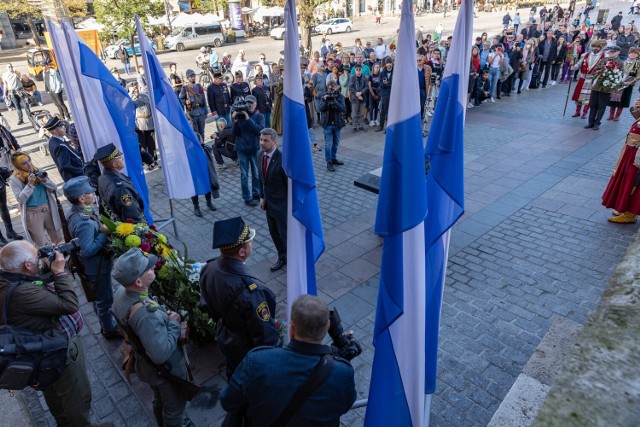 Miasto uczciło 104. rocznicę wyzwolenia Krakowa spod władzy zaborczej. Był bieg, kwiaty i biało-niebieskie flagi