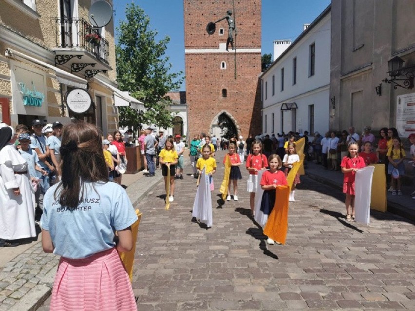 Młodzież z Ukrainy na letnich koloniach zorganizowanych przez Caritas Diecezji Sandomierskiej. Ciekawy program wypoczynku. Zobacz zdjęcia