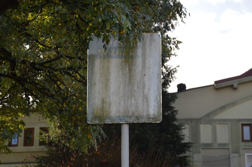 Zniszczone tablice w Żaganiu