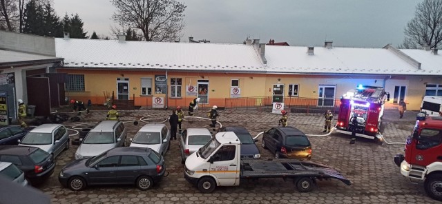 Akcja gaśnicza na ul. Brzostków w Jarosławiu. Palił się zakład wulkanizacyjny.