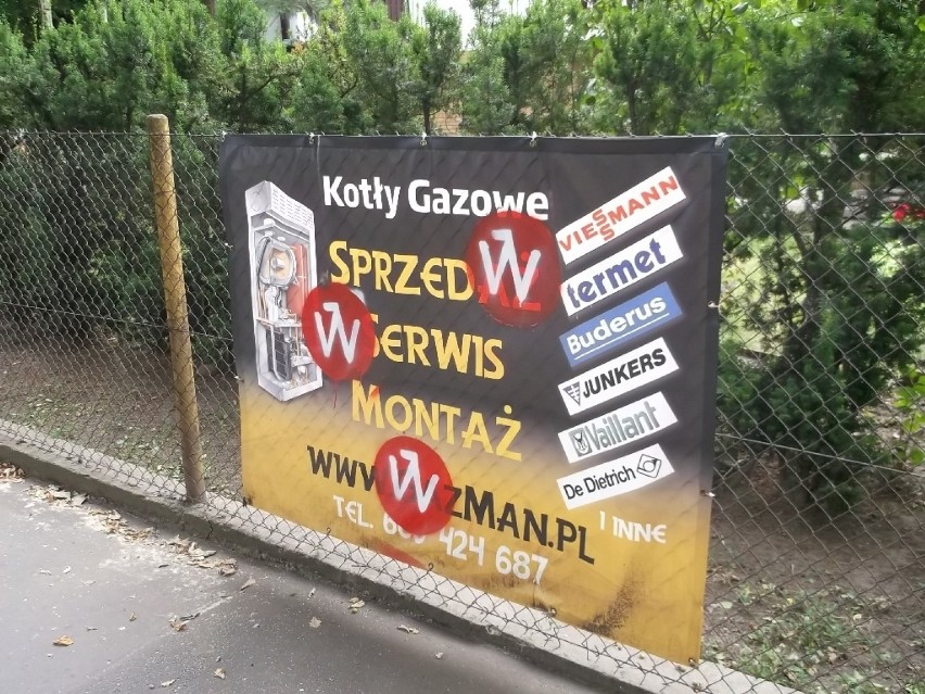 Czerwone kropki z logo ESK na plakatach reklamowych