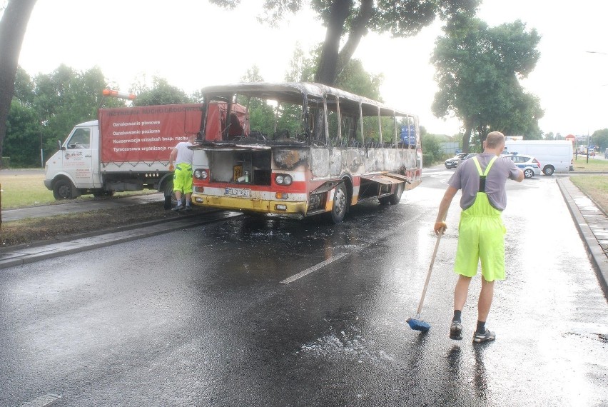 Na Brzezińskiej spłonął autobus PKS (ZDJĘCIA)