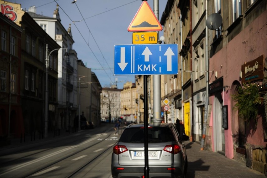 Kraków. Trwają ostatnie prace związane z nowym oznakowaniem ulicy Krakowskiej. Niedługo wrócą na nią samochody [ZDJĘCIA]