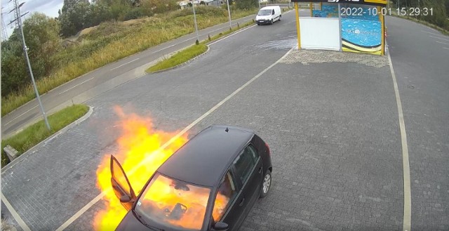 Wybuch w samochodzie w Jeleniej Górze. Na nagraniu widać, jak mężczyzna otwiera drzwi i sięga po papierosa