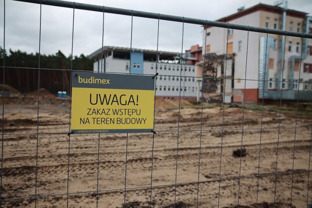 Nowy gmach szpitala we Włocławku miał być gotowy w połowie 2023 roku. Nie powstanie do tego czasu. Tak na początku lutego 2023 roku wygląda plac budowy. Zobaczcie też wizualizacje obiektu i zdjęcia z rozpoczęcia inwestycji.