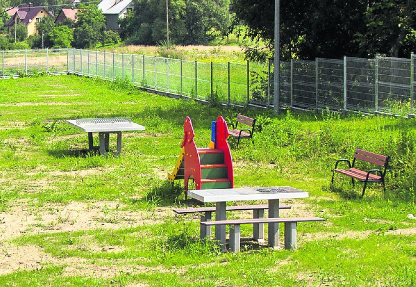 Nowy Sącz. Piasek, trzy ławki i trawa - oto boisko obywatelskie