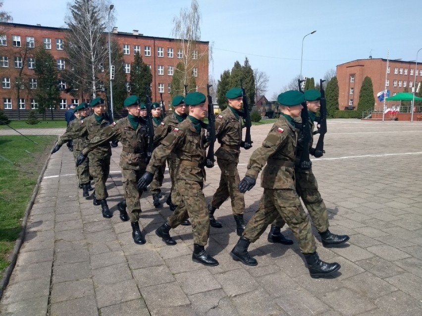 Uczniowie klasy mundurowej w Zespole Szkół w Karsznicach...