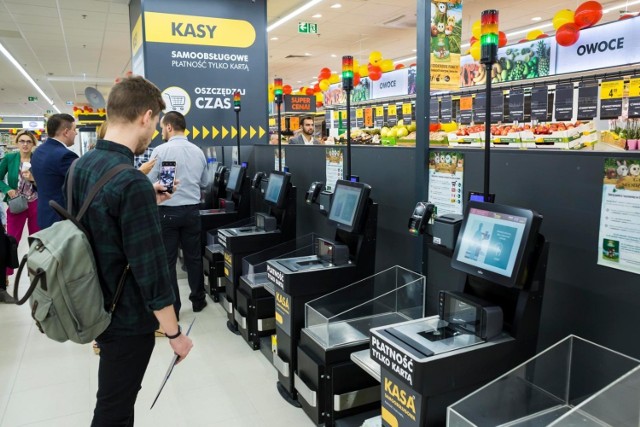 W kolejnych sklepach powstają miejsca z kasami samoobsługowymi. Okazuje się, że często zrobienie zakupów z ich użyciem jest o wiele szybsze. Korzystanie z nich jest bardzo proste i intuicyjne, dlatego pewnie mało kto zwrócił uwagę na ukryte w nich przyciski. Sprawdźcie, jakie tajemnice skrywają!

WIĘCEJ NA KOLEJNYCH STRONACH>>>