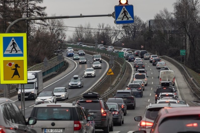 Zakopianka między Krakowem a Myślenicami coraz bardziej się korkuje, szczególnie w weekendy i ferie. Prognozy są takie, że ma być coraz gorzej i potrzebne są nowe rozwiązania.