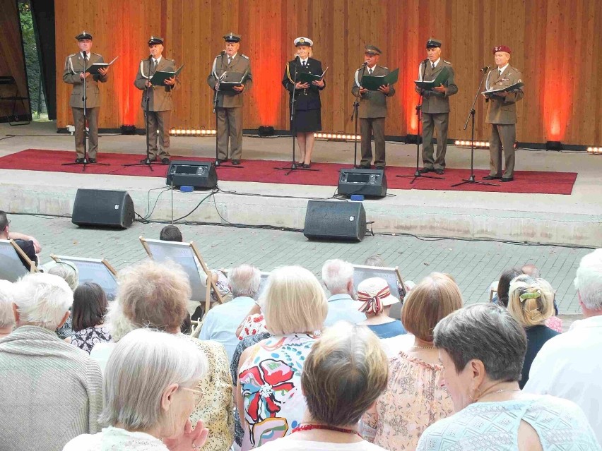 Koncert pieśni wojskowych na Dzień Wojska Polskiego w Starachowicach. Zobacz zdjęcia