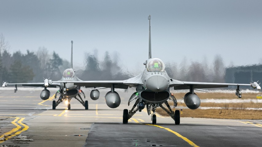 Polskie F16 z 32 BLT w Łasku na misji Baltic Air Policing na...