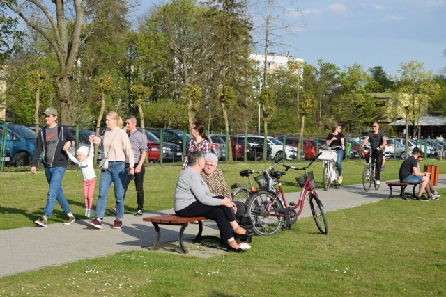 Zbąszynianie wypoczywają nad jeziorem Błędno. Pierwszomajowe niedzielne popołudnie  - 01.05.2022