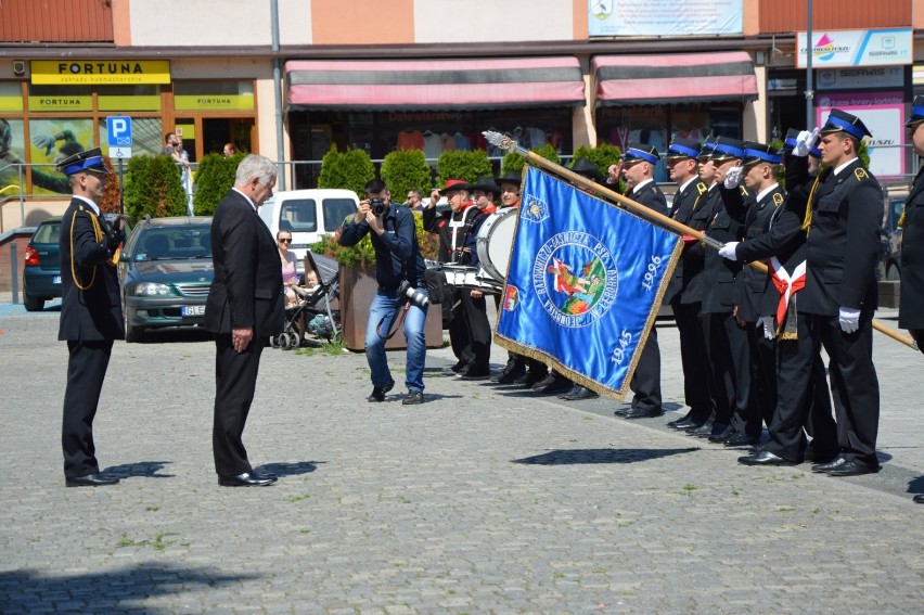 Dzień Strażaka w Lęborku. Uroczyste obchody na placu Pokoju z awansami i nowym sprzętem