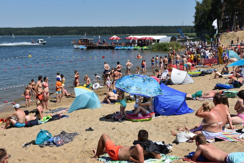 Plażowiczów przyciągnął w pierwszy weekend wakacji do...