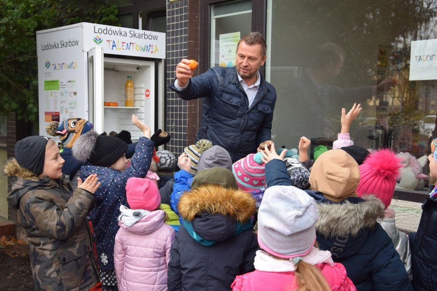 Lodówki skarbów działa w Opolu przy ul. Barlickiego 13 (obok...