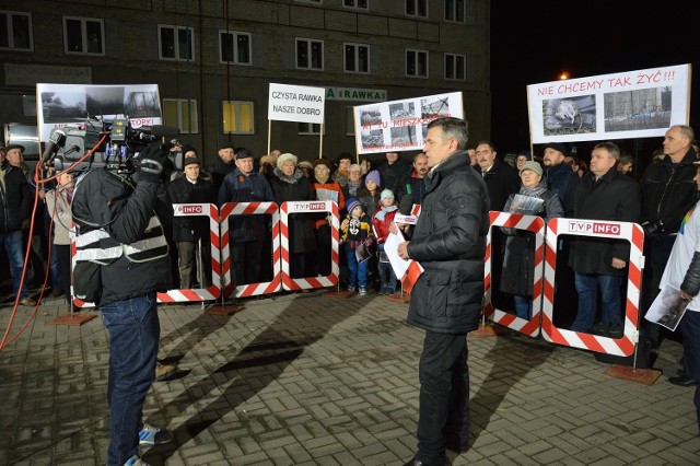 Program na żywo TVP Info, prowadzony przez Marcina Rosińskiego, rozpoczął się o godz. 18