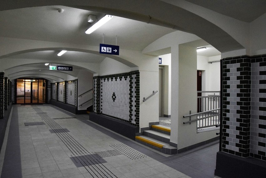 Podziemny tunel pomiędzy peronami inowrocławskiego dworca...