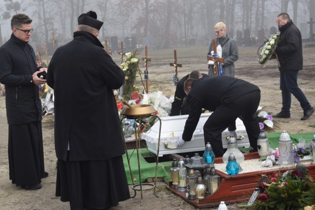 Pogrzeb czworga zabitych noworodków z Ciecierzyna. Dzieci zostały pochowane na cmentarzu komunalnym w Kluczborku.