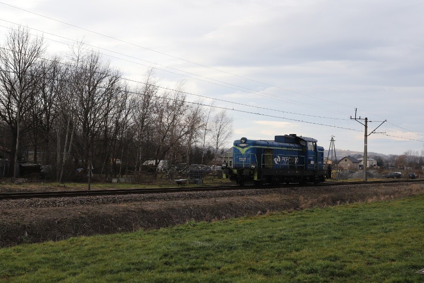 Zderzenie samochodu osobowego z pociągiem na niestrzeżonym przejeździe kolejowym w Przysiekach [FOTO]