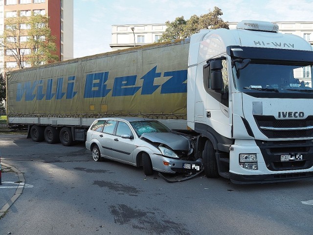 Dzisiaj we wczesnych godzinach porannych miał miejsce wypadek, na alei Politechniki. Doszło do zderzenia ciężarówki z samochodem osobowym marki Ford. Droga przez kilkadziesiąt minut była zablokowana. Trwa wyjaśnianie przyczyn zdarzenia.  



ZOBACZ WIĘCEJ NA KOLEJNYCH SLAJDACH


