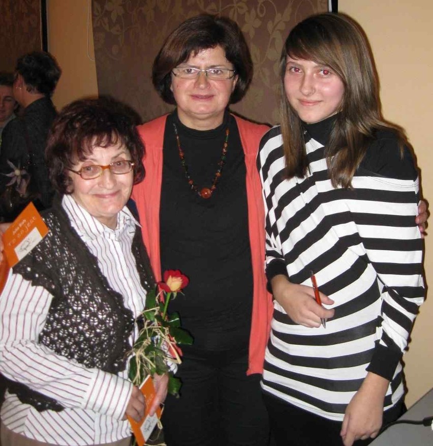 2. Barbara Laszczyńska (w środku), dyrektorka rydułtowskiej...