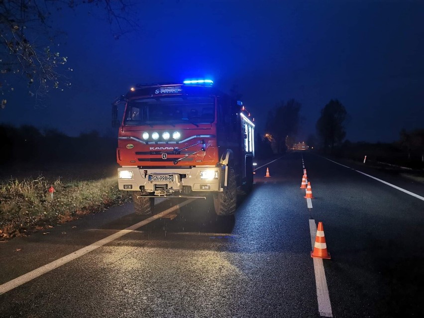 Gmina Gniezno. Zjechał z drogi i uderzył w przepust. Był nietrzeźwy