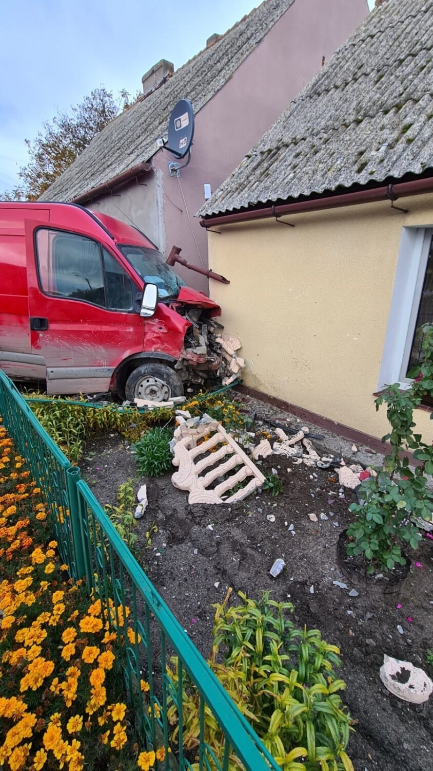 Wypadek w Niestronnie. Kierowca samochodu dostawczego trafił...