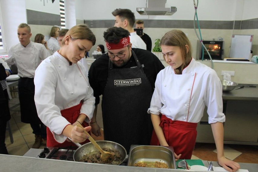 Finalista V edycji Master Chefa poprowadził warsztaty dla uczniów Zespołu Szkół nr 1 w Wieluniu[FOTO]