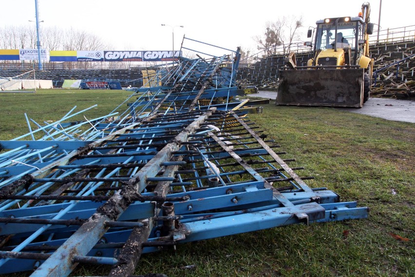 Gdynia. Flesz z przeszłości. 30.11.2009. Ciężki sprzęt na stadionie Gdyńskiego Ośrodka Sportu i Rekreacji. Burzenie trybun i ogrodzenia