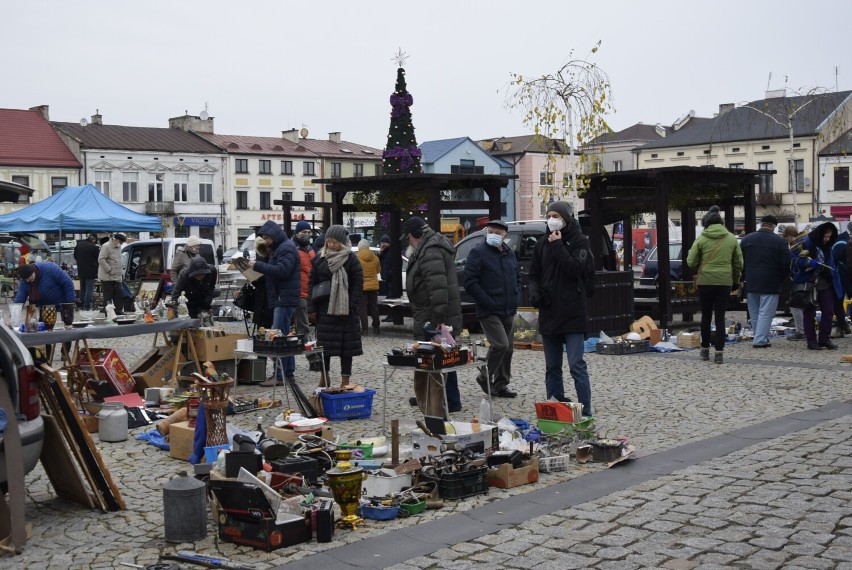 Przedświąteczne targi staroci na Rynku w Skierniewicach. Idealna okazja by znależć coś niepowtarzalnego na prezent