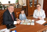 Przygotował kartkę pocztową z okazji 100-lecia Kartuz - pracę zaprezentował burmistrzowi