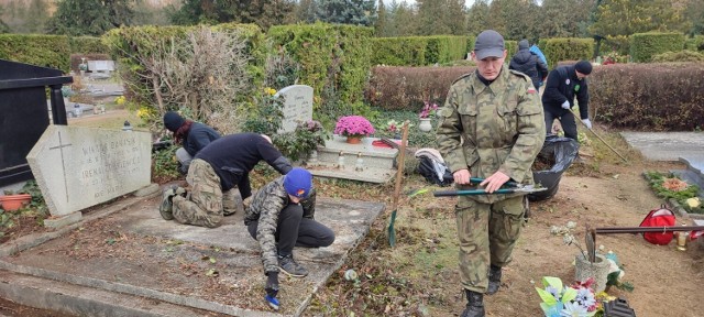 Wolontariusze w czasie porządkowania opuszczonego grobu powstańca wielkopolskiego