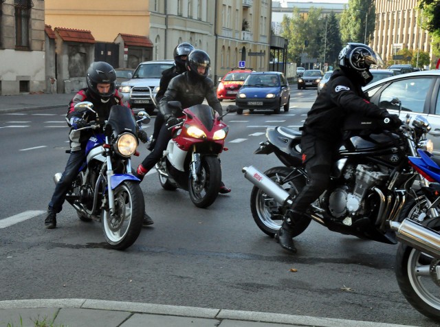 Motocykliści w Łodzi chcą jeździć po buspasach.