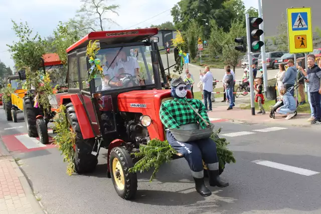 Barwny korowód, występy i długa kolejka do loterii fantowej