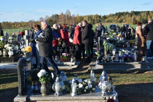 Wszystkich Świętych na cmentarzu w Starych Polaszkach. Mieszkańcy modlili się przy grobach bliskich.