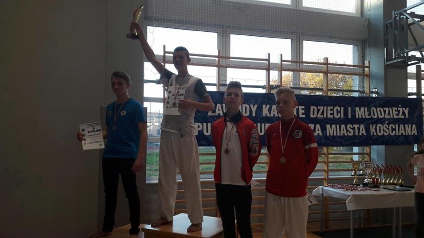 Za nami kolejny udany występ najmłodszych adeptów z Pleszewskiego Klubu Karate. Na turnieju w Kościanie zdobyli siedem medali! 