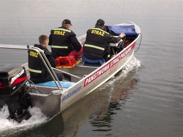 Strażak uratował wędkarza w Nowym Mieście Lubawskim. 66-letni mężczyzna łowił ryby z łodzi, aż w pewnym momencie stracił równowagę i wpadł do wody. Osobą, która ruszyła na pomoc i wyciągnęła z wody pechowego wędkarza, był Kamil Tessmer, strażak pełniący służbę w KP PSP w Iławie, wypoczywający nad jeziorem.