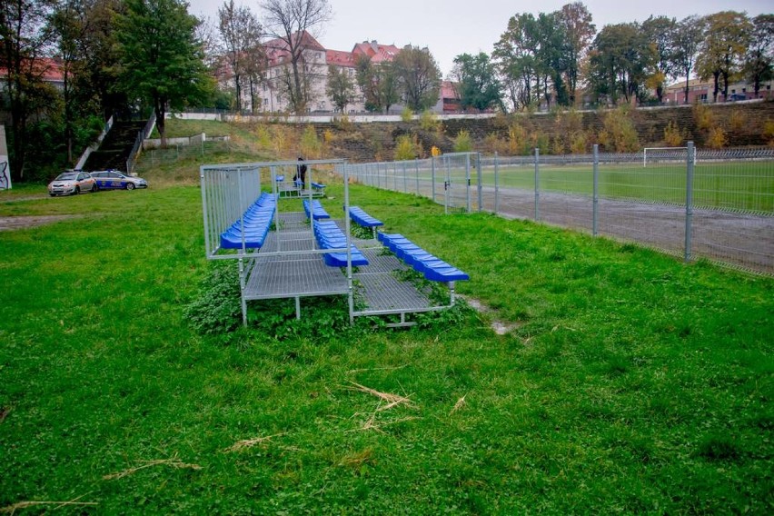 Stadion na Nowym Mieście ma przejść rewitalizację, ale nie tak jak chcą kibice [ZDJĘCIA I FILM]