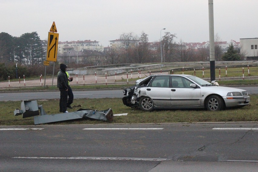 Wypadek na Rzgowskiej. Zniszczony fotoradar