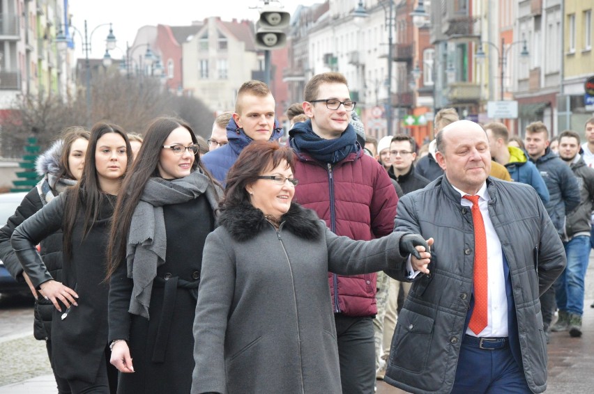 Nowa tradycja malborskich maturzystów. Uczniowie zatańczyli poloneza dla mieszkańców [ZDJĘCIA, cz.1]