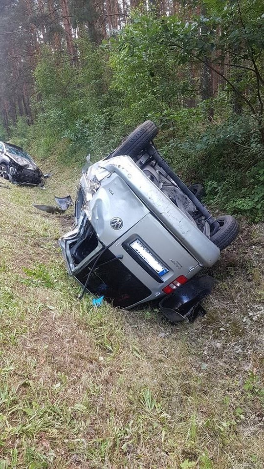 Niebezpieczny wypadek z udziałem trzech samochodów