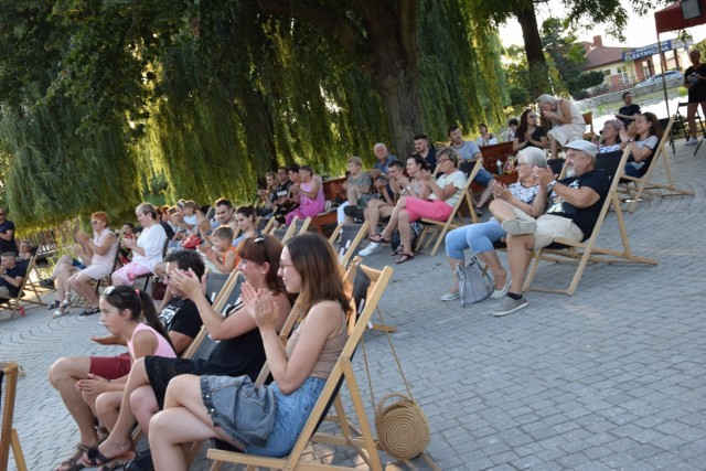 Koncert zespołu Planety na wyspie w parku. Letni Festiwal Kulturalny Leżaki 2020 w Zduńskiej Woli