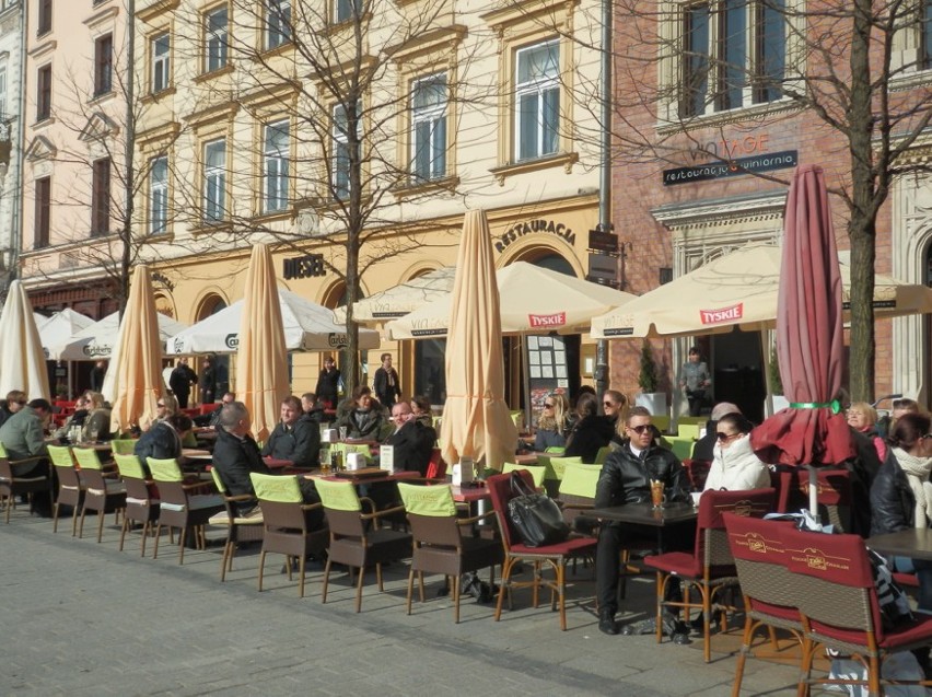 Kraków. Kawiarniane ogródki przy Rynku Głównym zapełniły się...