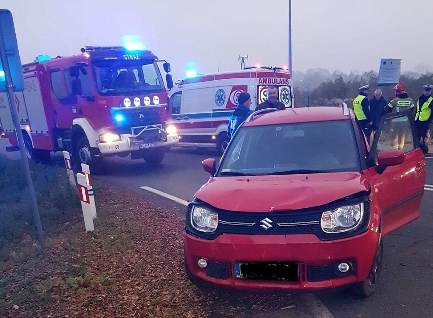 Bardzo groźny wypadek w Sieniawie Żarskiej. Zderzyły się 3 auta. 2 osoby odwieziono do szpitala