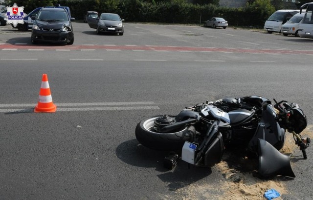 Chełm. Mazda zderzyła się z motocyklem. Kierowca jednośladu trafił do szpitala