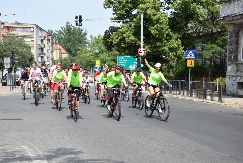Biało-czerwona masa rowerowa przejechała przez miasto [DUŻO ZDJĘĆ, WIDEO]