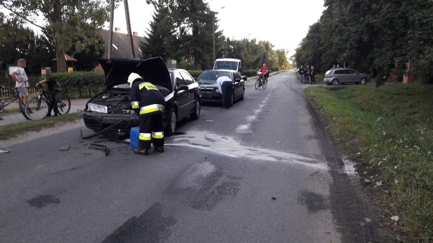 Zderzenie czterech pojazdów w drodze na wesele w regionie [zdjęcia]